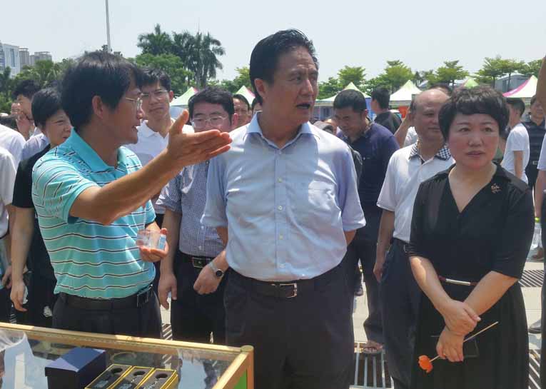 省委书记罗保铭在省教育厅厅长曹献坤的陪同下参观宝威体育平台-(中国)科技公司2016年职业教育活动周展区